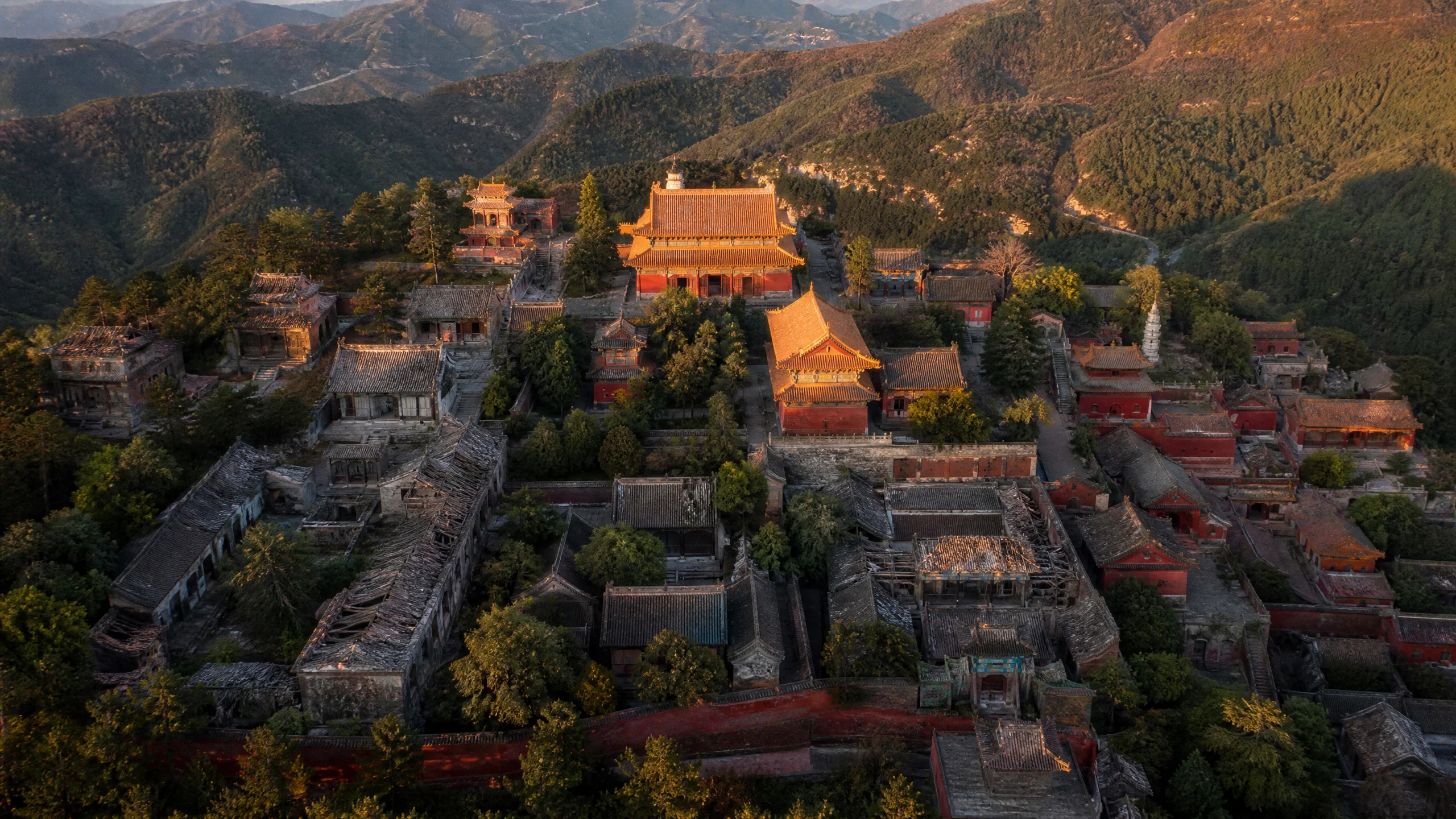 古建筑修复保护基金项目航拍图，展示修复‍前后的建筑群