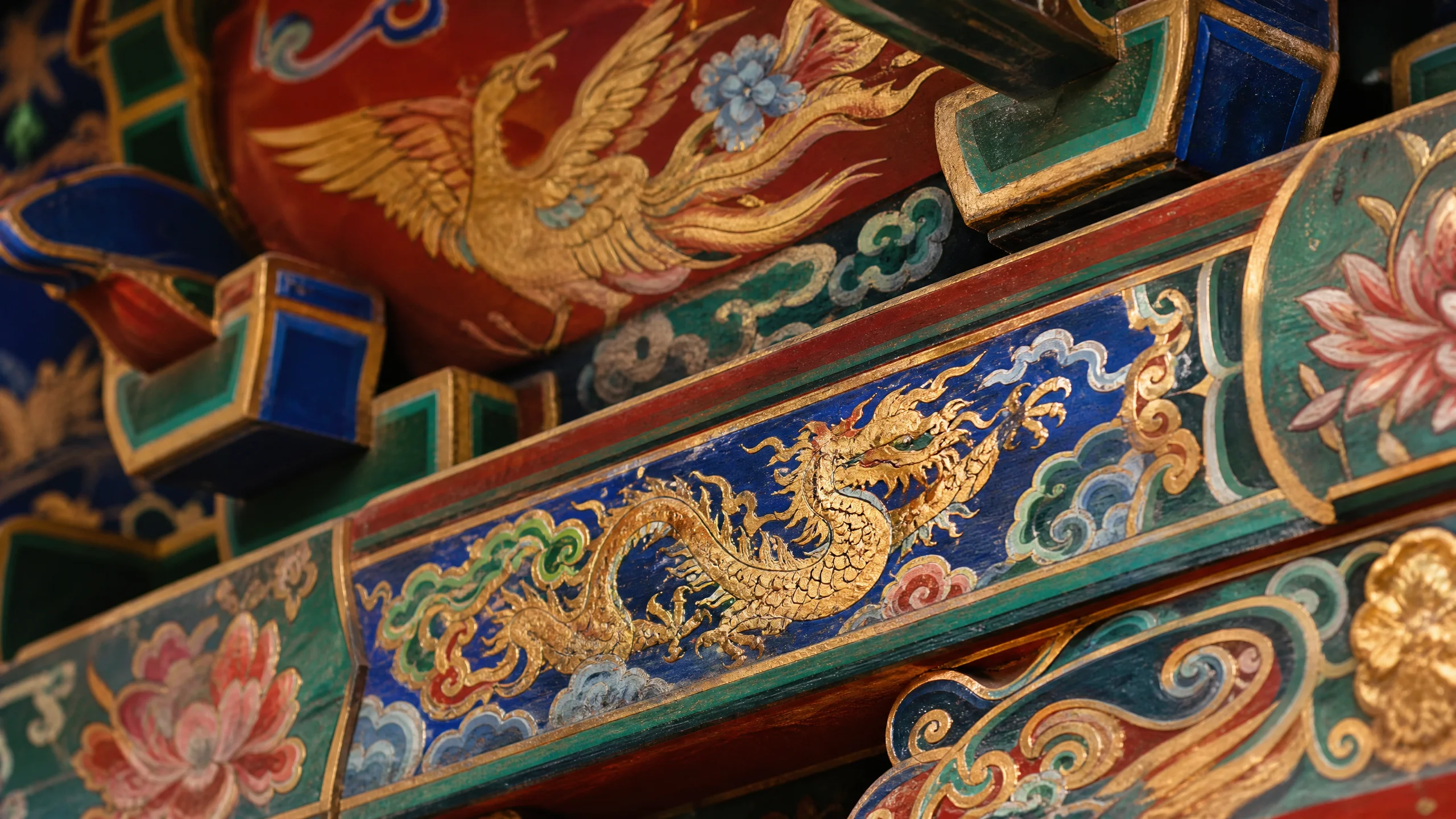 传统建筑‌彩画细节，龙凤纹样与矿物颜料的精美呈现